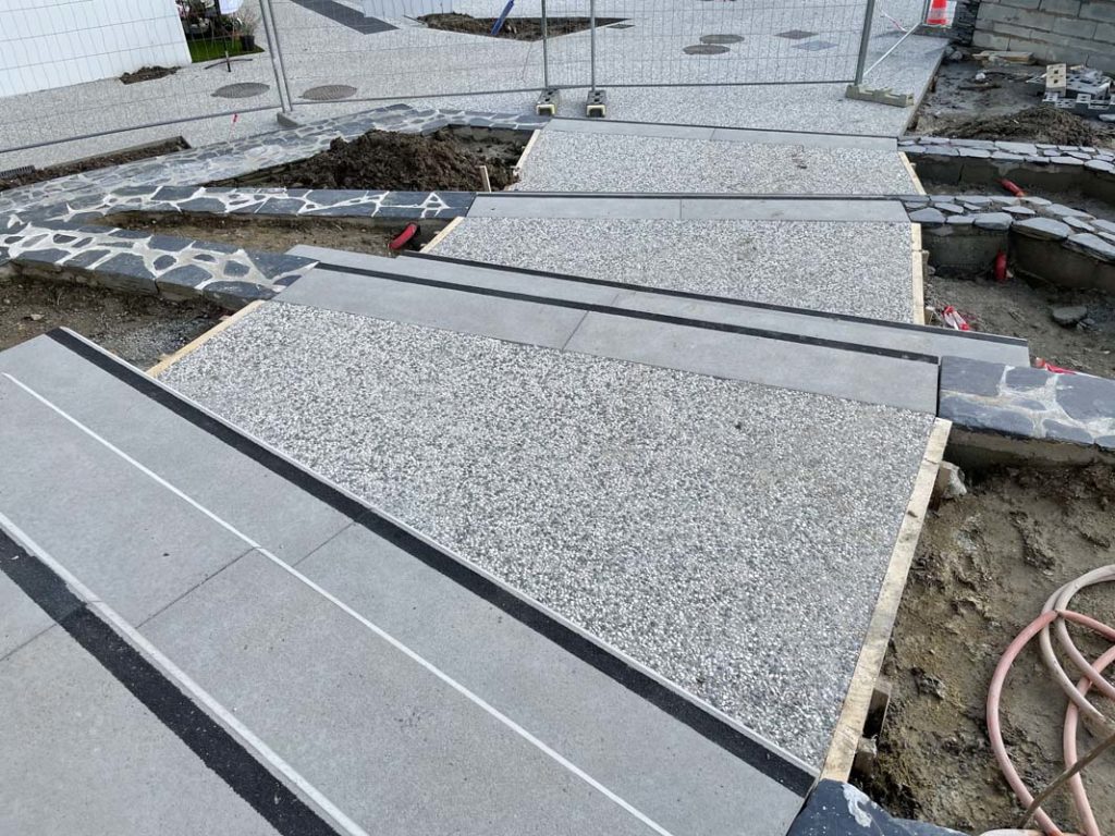 detail-palier-bloc-marche-beton-acces-maison-solidarite-avrille