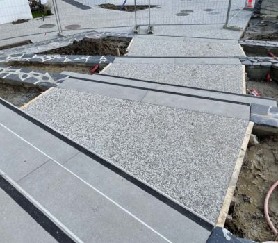 detail-palier-bloc-marche-beton-acces-maison-solidarite-avrille